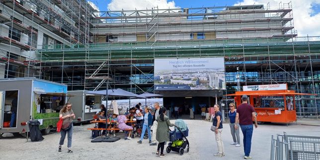 Im vergangenen Jahr gab es einen Tag der offenen Baustelle beim Flugfeldkinikum. Im vierten Quartal 2028 soll Eröffnung sein. Bild: Dettenmeyer/A